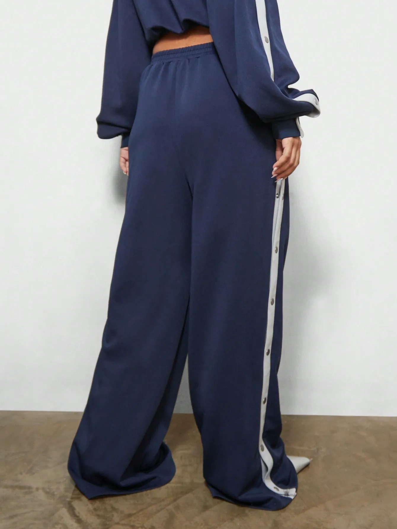 SUMWON WOMEN Wide Leg Side Popper Sweatpants With Contrast Panel & Small Letter Graphic Print